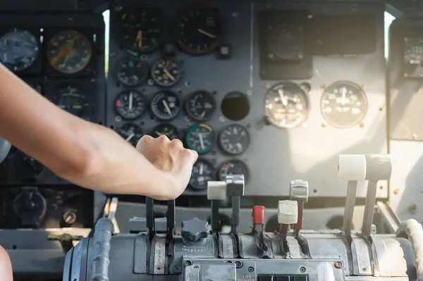 Alavancas de empuxo de cockpit de avião com mão em cima para decolagem — Fotografia de Stock
