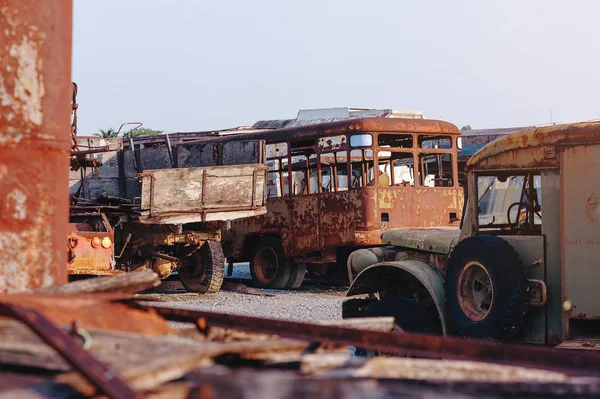 Filas de coches en un patio de salvamento uno frente al otro — Foto de Stock