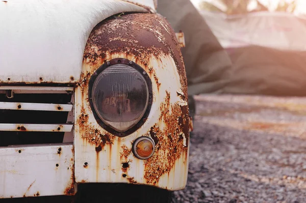 Detalle del faro delantero de un coche oxidado — Foto de Stock