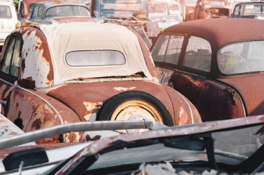 yüzleri karşı karşıya bir hurda avluya otomobillerde satırları
