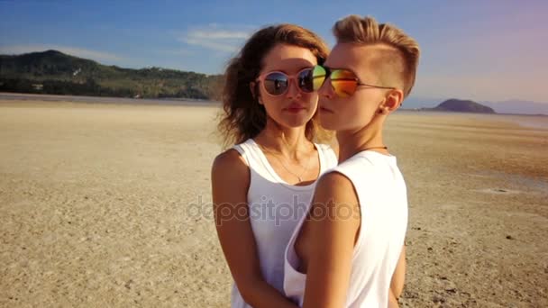 Portret van aantrekkelijke jonge lesbisch koppel op het strand — Stockvideo