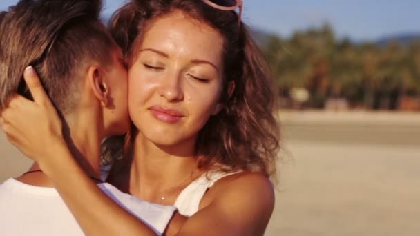 Fiatal pár együtt átfogó a strandon — Stock videók