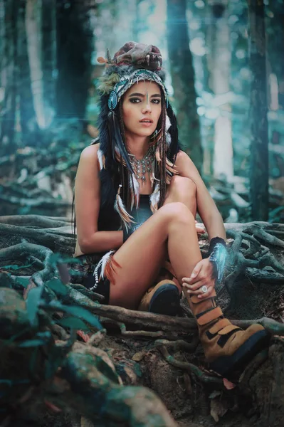 Futuristické indiánka portrét venku. Modré pozadí divokého lesa — Stock fotografie