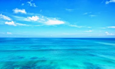 Mavi gökyüzü horizon ile mavi okyanus