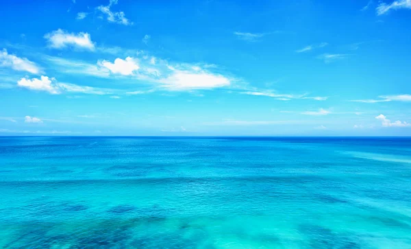 Océano azul con horizonte cielo azul — Foto de Stock