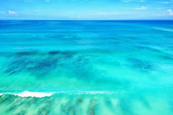 Oceano azul com horizonte azul céu — Fotografia de Stock
