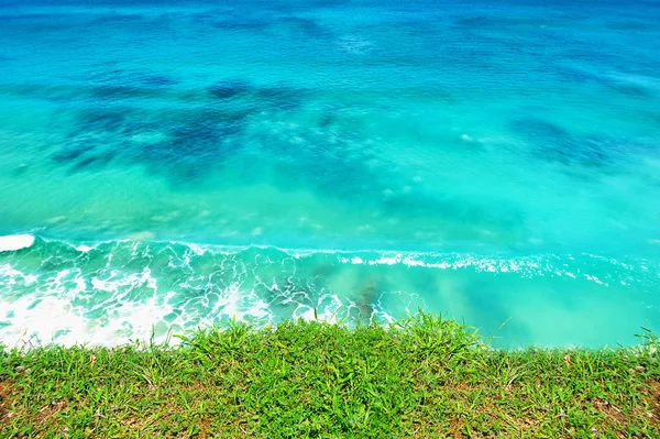 Océano azul con horizonte cielo azul —  Fotos de Stock