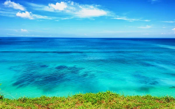 Océano azul con horizonte cielo azul — Foto de Stock