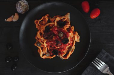 İtalyan mutfağı. Zeytinyağı, sarımsak, fesleğen ve domates ile makarna. Spagetti domates ile