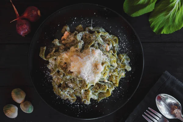 Italian cuisine. green spinach pasta with cheese and salmon. Spaghetti with salmon — Stock Photo, Image