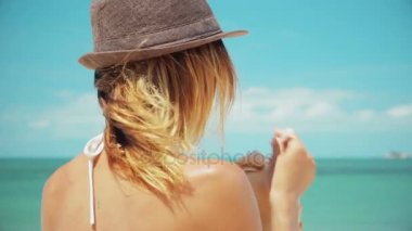 Kadın içki taze hindistan cevizi su ile saman plajda eğlenceli tatil
