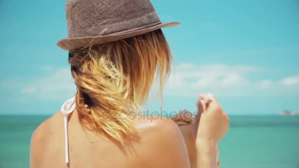 Жінка п'є свіжу кокосову воду з соломою на пляжі веселі канікули — стокове відео