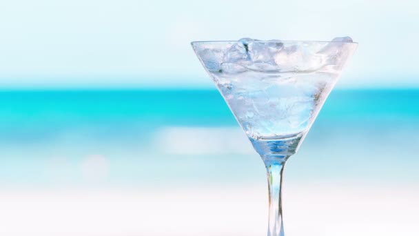 4k Time lapse di sciogliere i cubetti di ghiaccio in un bicchiere in un bar sulla spiaggia — Video Stock