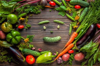 Sebze yüzü gülüyor. Ahşap masa üzerinde taze organik sebze