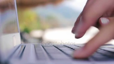 Makro görünümü tipik bir dizüstü bilgisayar üzerinde açık havada kadının el