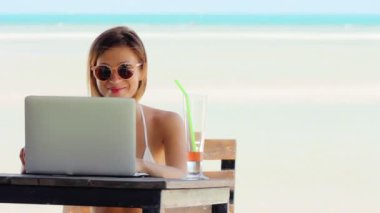 Gülümseyen güzel sarışın kadın serbest meslek