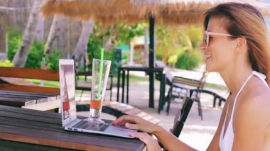 plaj ve video sohbet üzerinde oturan kadın