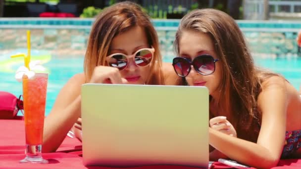 Δύο νεαρών ενηλίκων γυναικών που εργάζονται στο lap-top μαζί — Αρχείο Βίντεο
