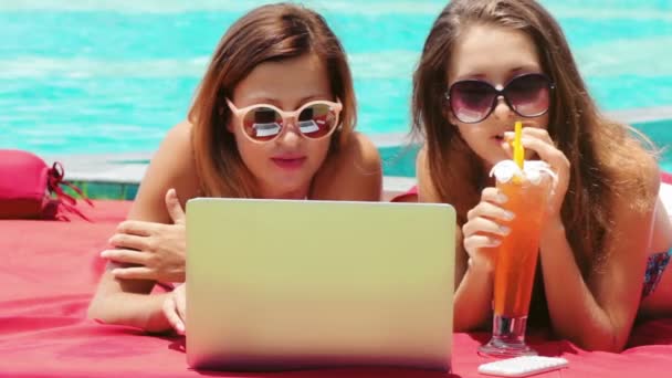 Twee jonge volwassen vrouwen samen te werken op de laptop — Stockvideo