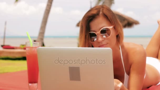 Bella donna bionda freelance — Video Stock