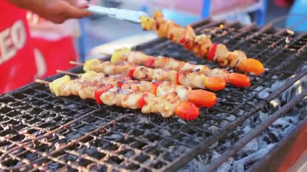 Жареное мясо на палочках на улице. уличная еда — стоковое видео