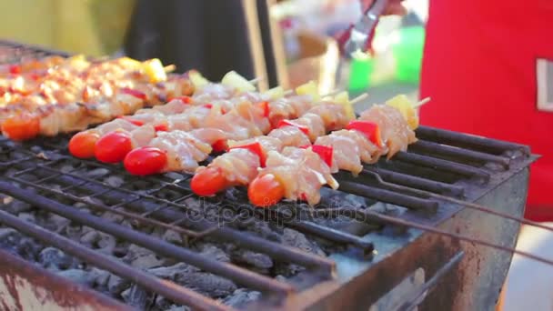 Asar a la parrilla en verano — Vídeos de Stock