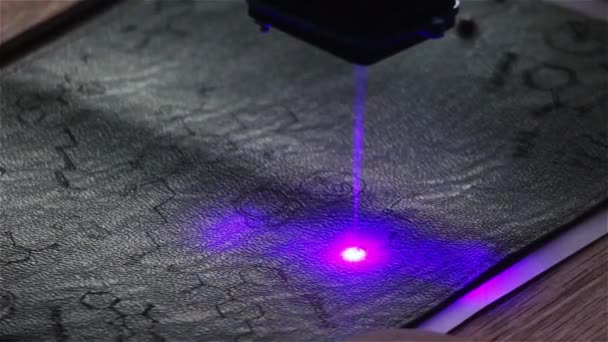 Máquina de corte a laser — Vídeo de Stock