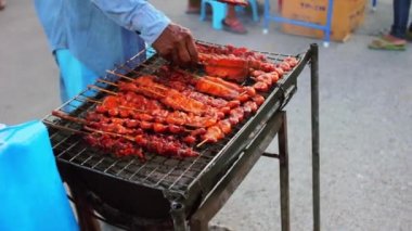 Barbekü et sopa Street üzerinde kızarmış. sokak gıda
