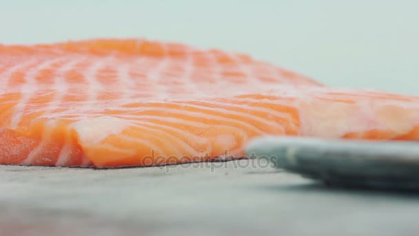 Sushi Chef rebanadas de salmón fresco en el bar de sushi — Vídeos de Stock