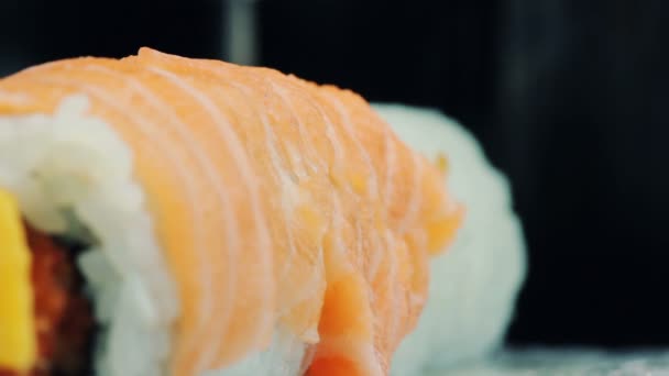 Шеф-повар делает суши-ролл — стоковое видео