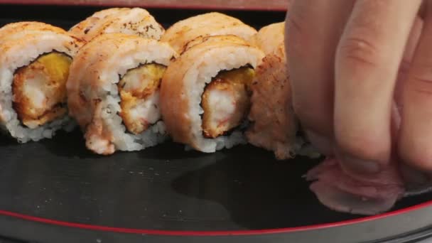 Macro salmão maki roll. sushi cozinha com peixe cru fresco — Vídeo de Stock