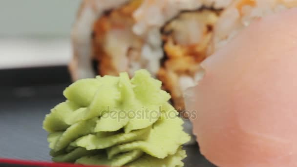 Makro lax maki rulle. sushi rätter med färska rå fisk — Stockvideo