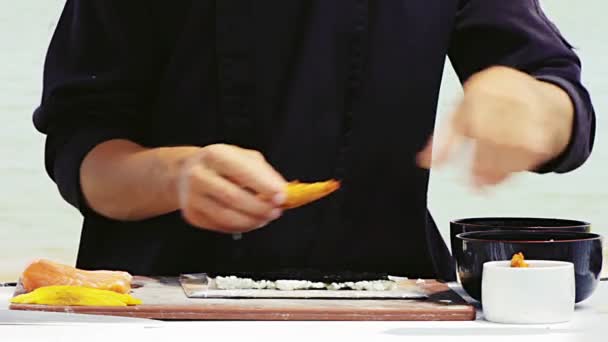 Chef hace rollo de sushi — Vídeo de stock