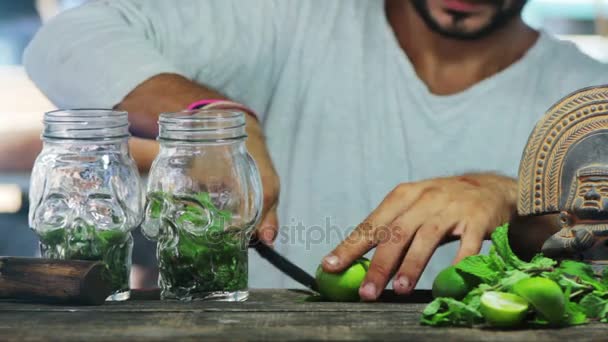 Snijden limoenen voor cocktails mojito — Stockvideo