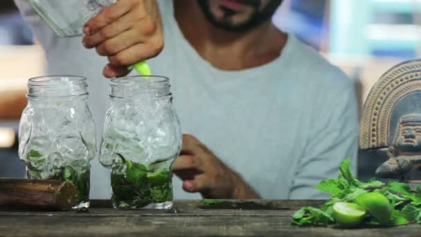 Bartender put alcohol in mojito cocktail — Stock Video