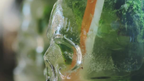 Cocktail mojito en forme de crâne sur une table. Concentration sélective — Video