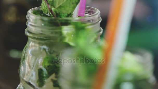 Mojito-Cocktail in Totenkopfform Glas auf einem Tisch. Selektiver Fokus — Stockvideo