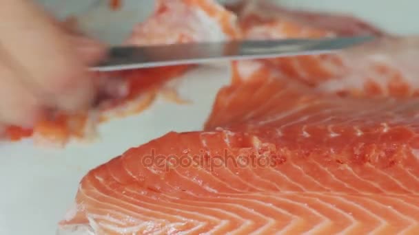 Chef-kok snijden van de zalm, zalm voorbereiding — Stockvideo