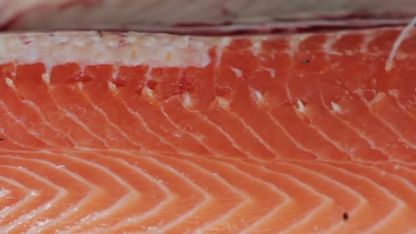 Шеф-повар достает кости из лосося — стоковое видео