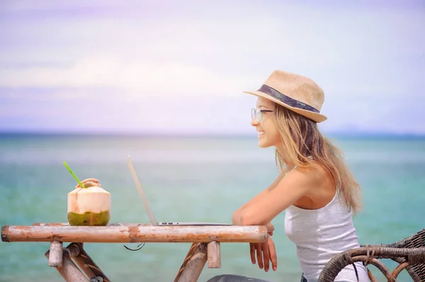 Jonge vrouw met laptop op het strand. Freelance werk — Stockfoto