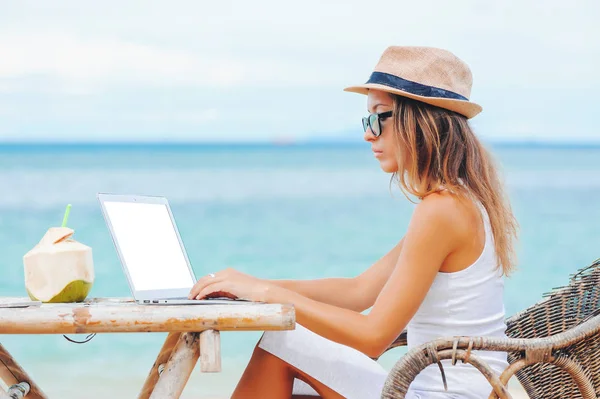 Jeune femme utilisant un ordinateur portable sur la plage. Travail indépendant — Photo