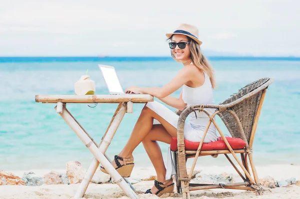 Jovem mulher sexy usando laptop na praia. Trabalho por conta própria — Fotografia de Stock