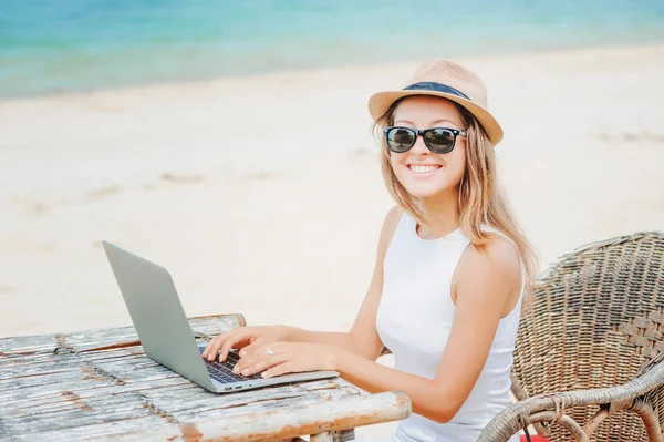 Kobieta, pracująca w laptopie na plaży. Praca freelance — Zdjęcie stockowe