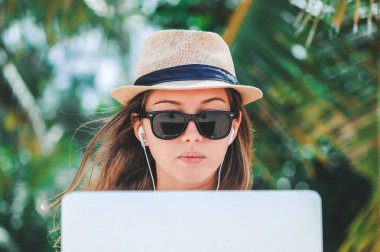 Genç kadın serbest meslek içinde laptop sahilde çalışma. Serbest çalışma