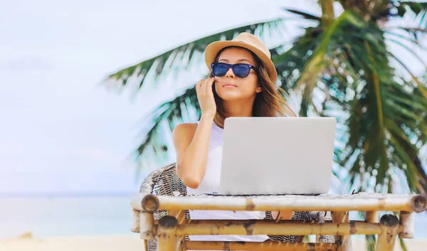 Jovem mulher trabalhando em laptop na praia. Trabalho por conta própria — Fotografia de Stock