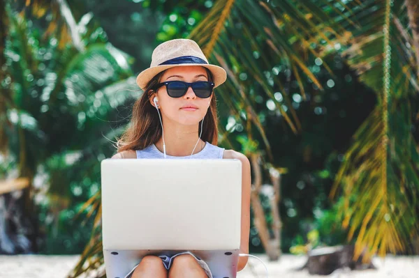 Genç kadın serbest meslek içinde laptop sahilde çalışma. Serbest çalışma