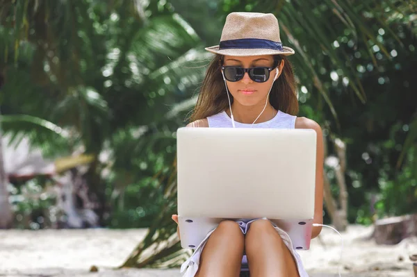 Genç kadın serbest meslek içinde laptop sahilde çalışma. Serbest çalışma