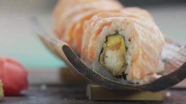 Bu lezzetli rulo olur. Seçici odak üzerinde hazır lezzetli suşi rulo