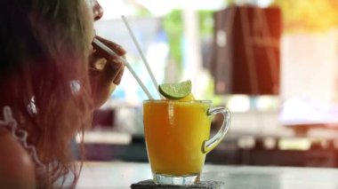Güzel bir kadın içki kokteyl bar, yalnız sahilde