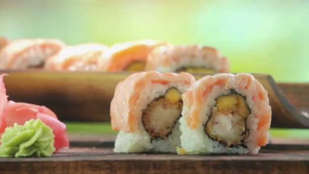 Вкусные булочки. Выборочный акцент на готовые вкусные суши-роллы — стоковое видео